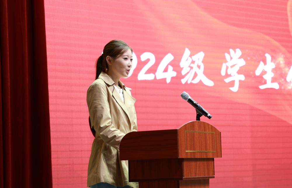 典礼由主管研究生工作副校长李建平主持