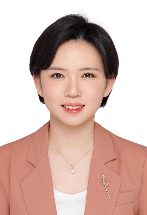毕业于汉阳大学(韩国)传播学专业