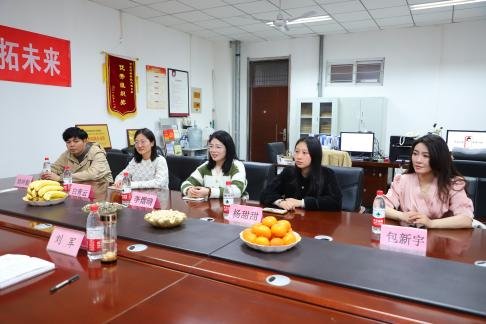 辅导员杨子璇及毕业生代表参与了本次座