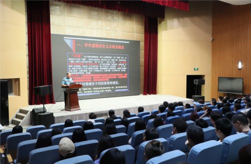 主管研究生工作副校长李建平