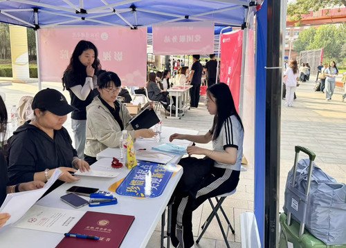 豪门体育官方入口官方网站宁静的校园因